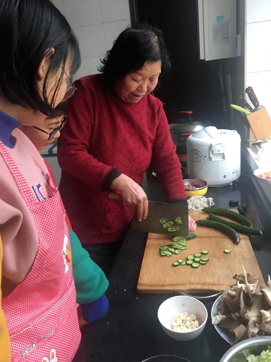 女人最应该吃阿胶，肌肤水嫩又年轻，人到中年也能吃出少女时代